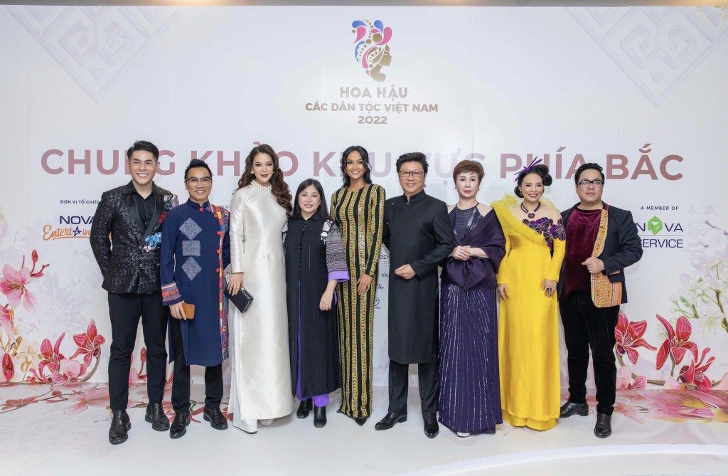Ban tổ chức và Ban giám khảo của vòng Chung kết phía Bắc Hoa hậu các Dân tộc Việt Nam