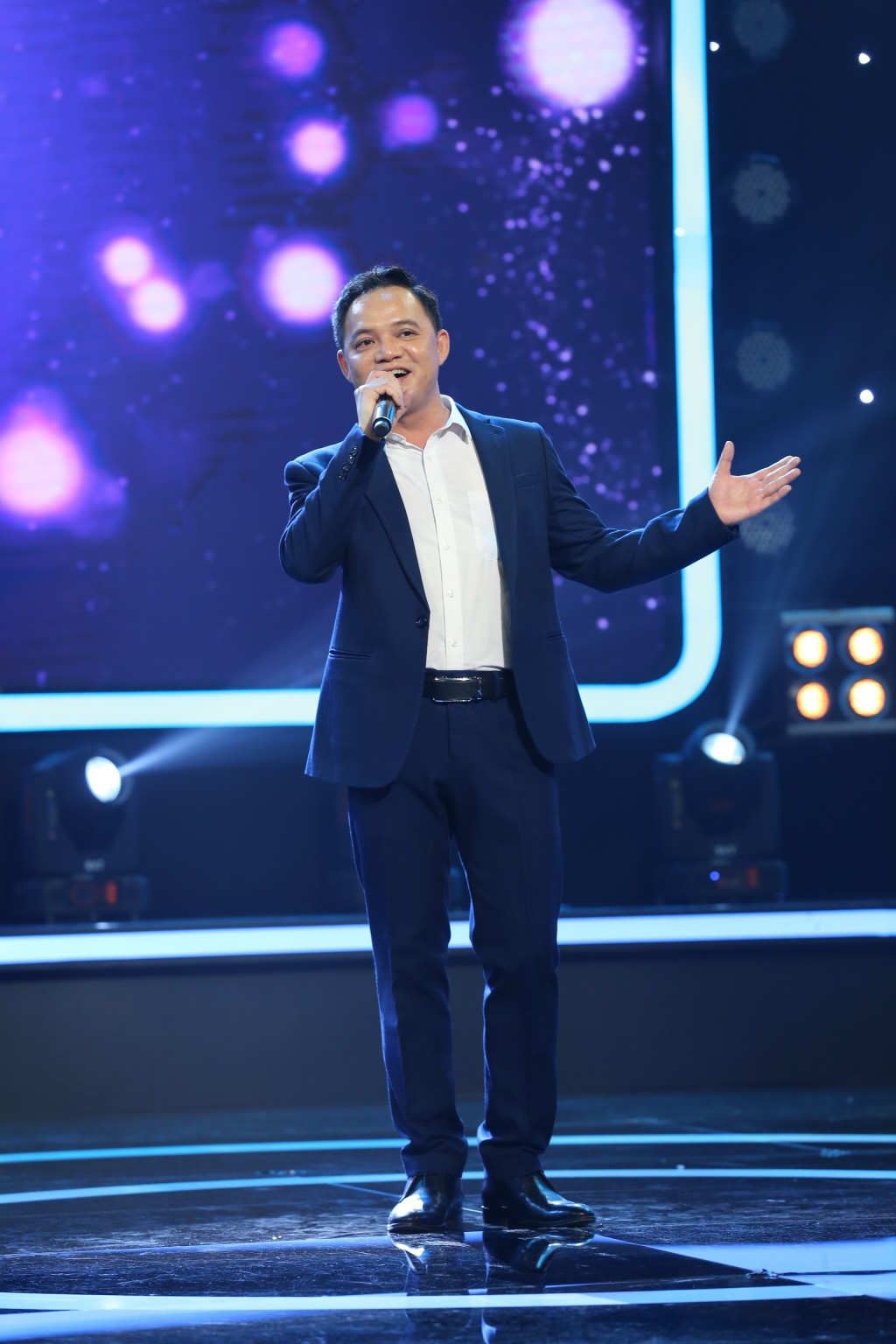 Kỹ sư Nguyễn Thành Trung thể hiện khả năng ca hát của mình