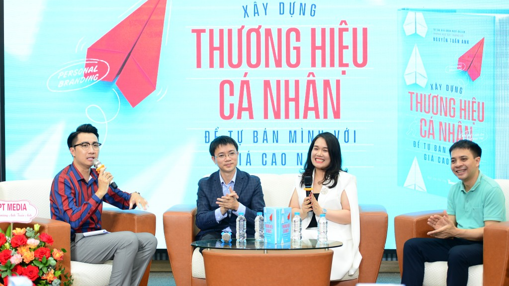 Nhà báo Nguyễn Tuấn Anh (thứ hai từ trái sang) cùng các diễn giả tại lễ ra mắt đặc san