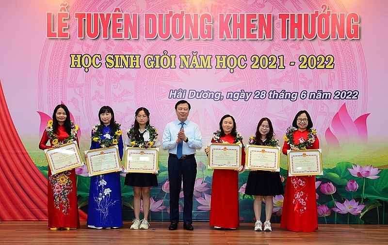 Đồng chí Bí thư Tỉnh ủy Phạm Xuân Thăng trao bằng khen cho các em học sinh đạt giải nhất kỳ thi chọn học sinh giỏi quốc gia và các giáo viên có thành tích bồi dưỡng các em học sinh đạt giải