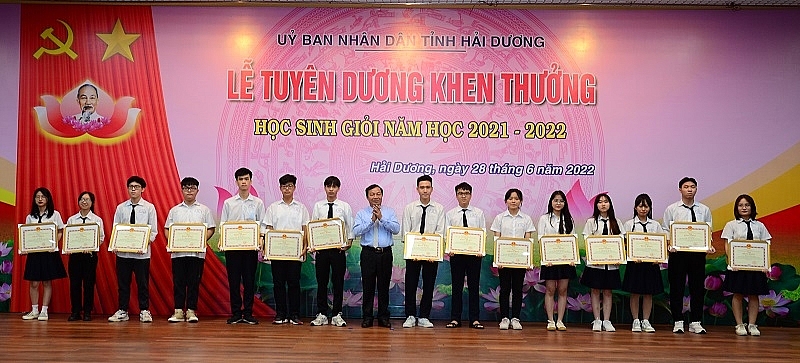 Đồng chí  Phó Bí thư  thường trực Tỉnh ủy Lê Văn Hiệu trao bằng khen cho các em học sinh đạt giải nhì tại kỳ thi chọn học sinh giỏi quốc gia