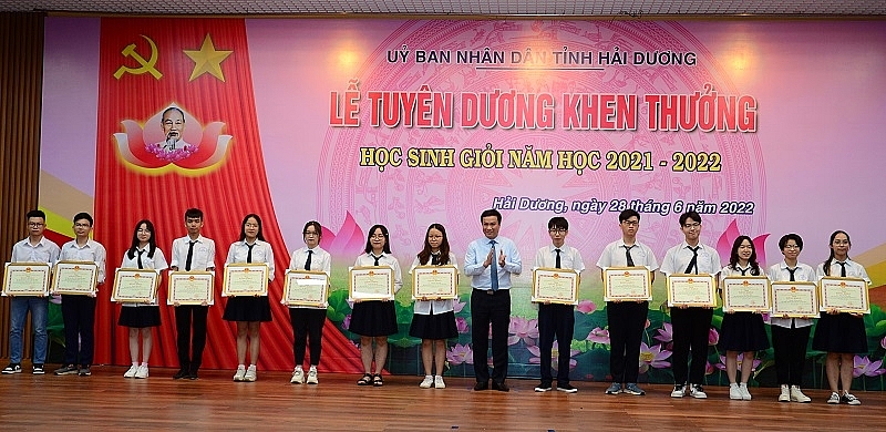 Đồng chí  Chủ tịch UBND tỉnh Triệu Thế Hùng trao bằng khen cho các em học sinh đạt giải nhì tại kỳ thi chọn học sinh giỏi quốc gia và học sinh đạt giải tại Cuộc thi Khoa học kỹ thuật