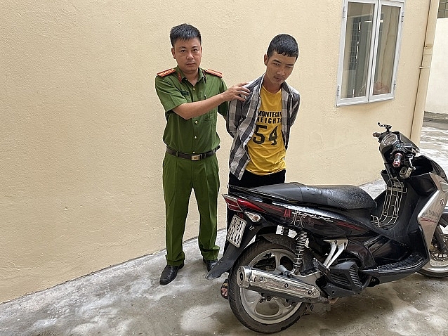 Đối tượng Nguyễn Thành Trung bị bắt giữ cùng chiếc xe máy là phương tiện Trung sử dụng để gây án. Ảnh: Công an Hải Dương.