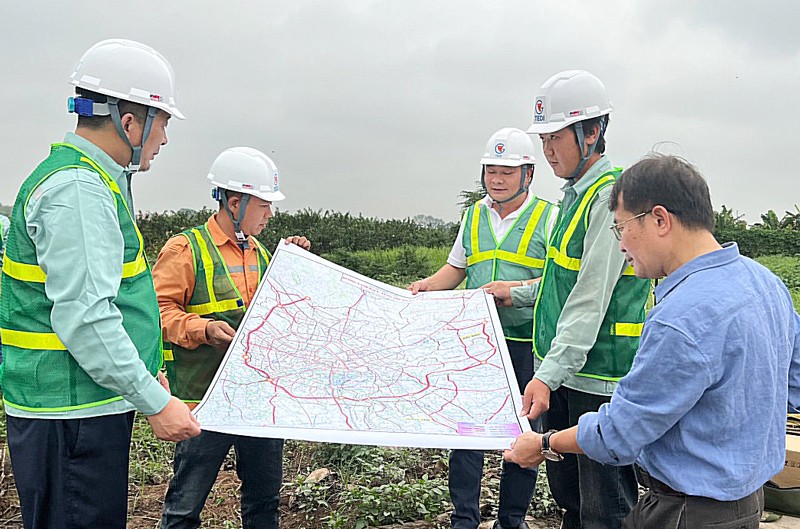 Cán bộ Ban Quản lý dự án đầu tư xây dựng công trình giao thông thành phố Hà Nội cùng đơn vị tư vấn thực hiện khảo sát phục vụ thiết kế Dự án đầu tư xây dựng đường Vành đai 4 - Vùng Thủ đô Hà Nội.