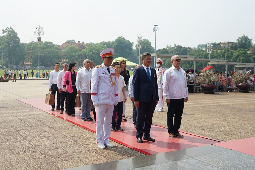 Đoàn đại biểu cấp cao Thành ủy La Habana vào Lăng viếng Chủ tịch Hồ Chí Minh