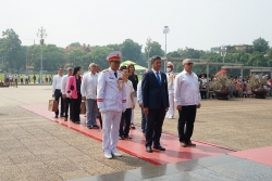 doan dai bieu cap cao thanh uy la habana vao lang vieng chu tich ho chi minh