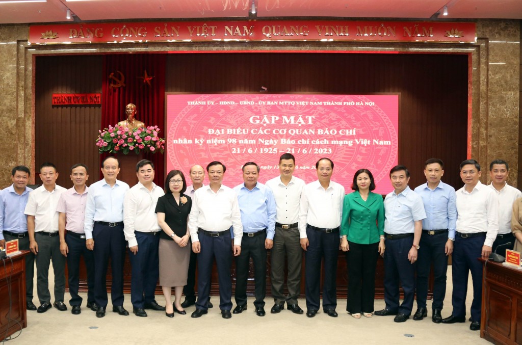 Các đồng chí lãnh đạo TP Hà Nội và đại biểu chụp ảnh lưu niệm