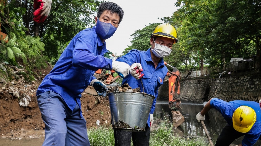 Đoàn viên, thanh niên ra quân làm sạch tuyến phân lũ sông Lừ - Sét