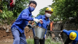Đoàn viên, thanh niên ra quân làm sạch tuyến phân lũ sông Lừ - Sét