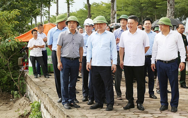 Bí thư Thành ủy Hà Nội Đinh Tiến Dũng khảo sát vị trí khởi công Dự án đầu tư xây dựng đường Vành đai 4 - Vùng Thủ đô Hà Nội tại huyện Thanh Oai.