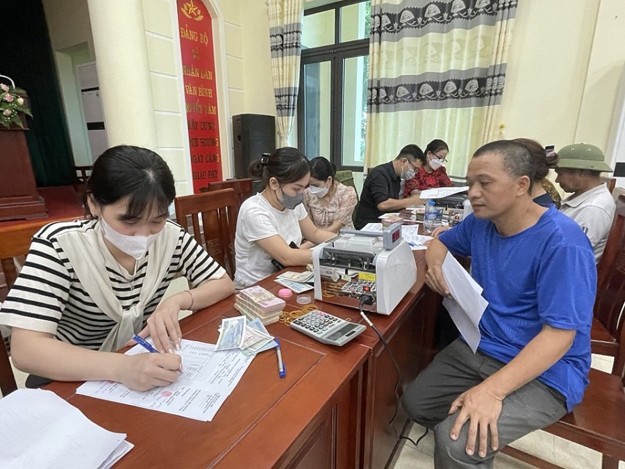 Người dân xã Văn Bình hoàn thiện thủ tục theo quy định để nhận tiền chi trả, bồi thường GPMB dự án đường Vành đai 4