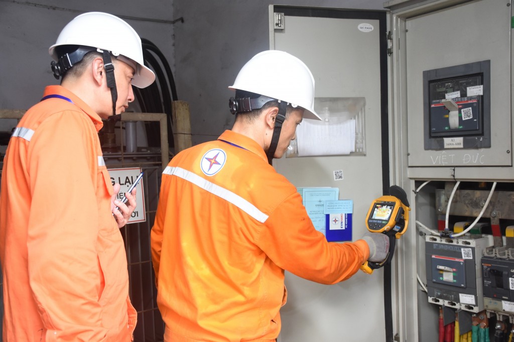 Công nhân Công ty Điện lực Hoàn Kiếm kiểm tra nhiệt độ tại trạm biến áp Trường THPT Việt Đức
