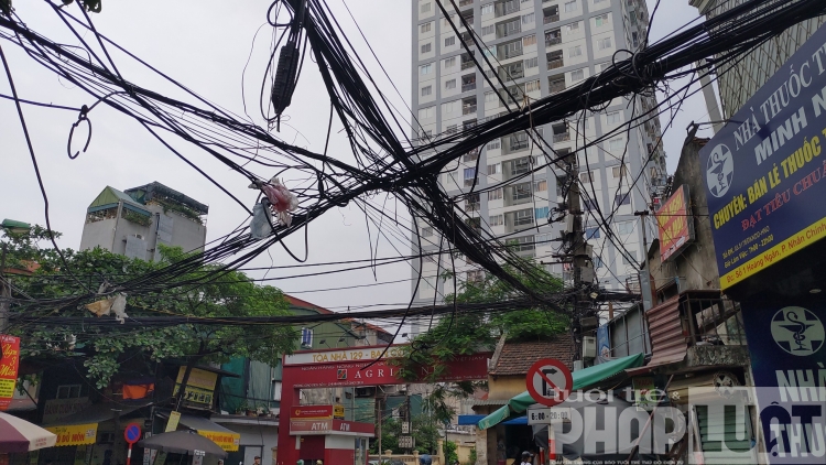 tiem an nguy hiem tu day dien lo lung tren dau nguoi tham gia giao thong