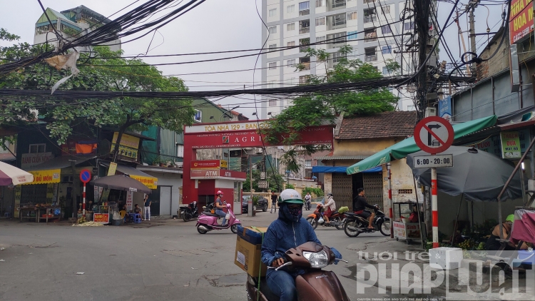 tiem an nguy hiem tu day dien lo lung tren dau nguoi tham gia giao thong