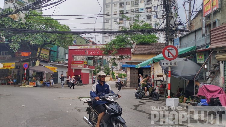 tiem an nguy hiem tu day dien lo lung tren dau nguoi tham gia giao thong