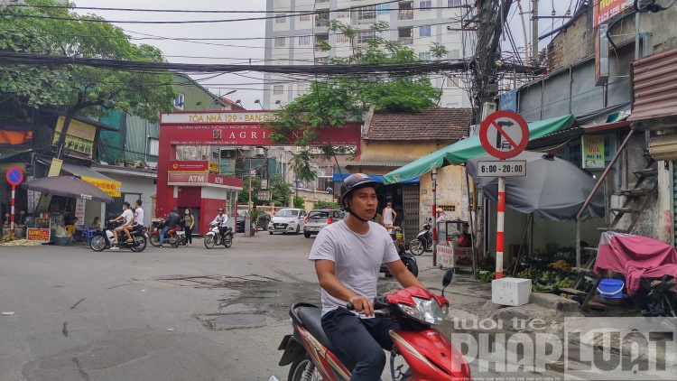 tiem an nguy hiem tu day dien lo lung tren dau nguoi tham gia giao thong