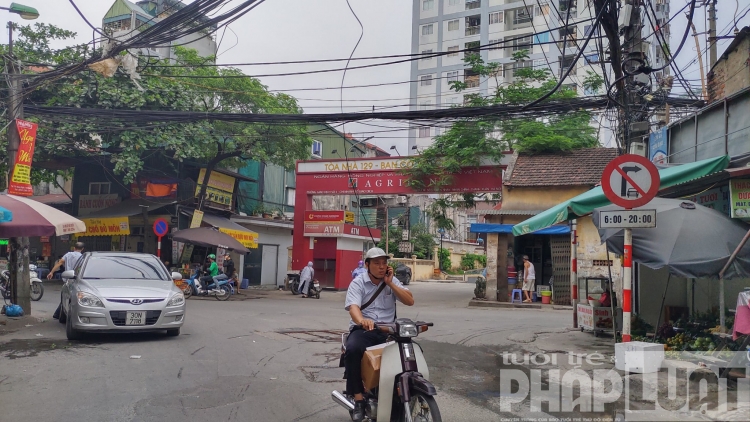 tiem an nguy hiem tu day dien lo lung tren dau nguoi tham gia giao thong