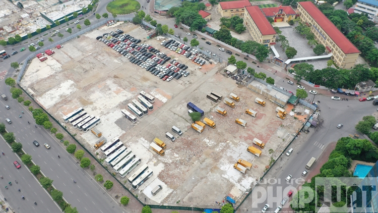 Cận cảnh bãi giữ xe trái phép ngang nhiên 