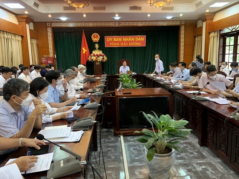 Đồng chí Lưu Văn Bản, Ủy viên BTV Tỉnh ủy, Phó Chủ tịch UBND tỉnh chủ trì cuộc họp.
