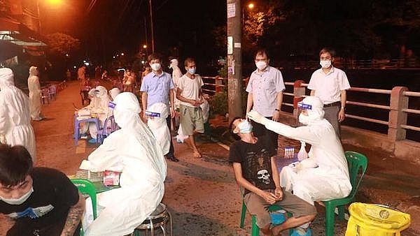 Ngay trong đêm 27/7, CDC Hải Dương triển khai lấy mẫu xét nghiệm toàn bộ cư dân thuộc khu dân cư Gia Binh
