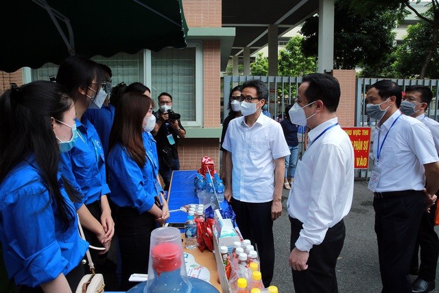 Phó Thủ tướng Vũ Đức Đam trò chuyện, động viên các sinh viên tham gia chương trình “Tiếp sức mùa thi” - Ảnh: VGP/Đình Nam