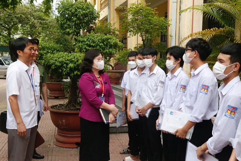 Thứ trưởng Bộ GDĐT Ngô Thị Minh động viên thí sinh trước giờ thi tại điểm thi trường THPT Thanh Miện III