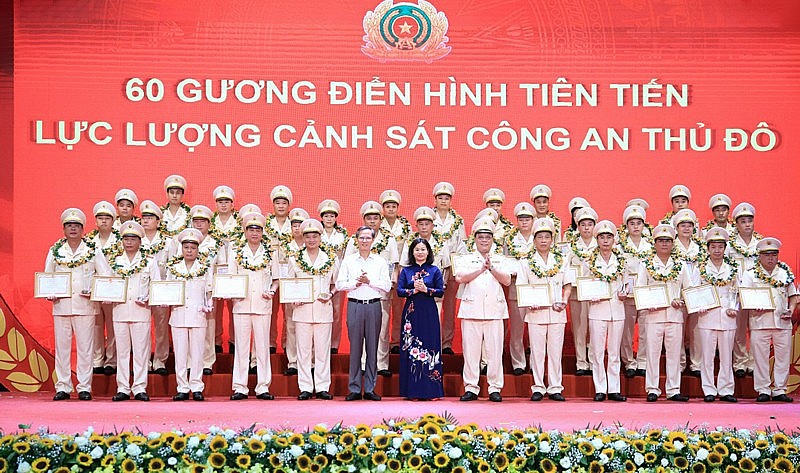 Phó Bí thư Thường trực Thành ủy Hà Nội Nguyễn Thị Tuyến, lãnh đạo Ban Thi đua - Khen thưởng Trung ương, Công an thành phố Hà Nội trao Giấy khen tặng các gương điển hình tiên tiến lực lượng cảnh sát Công an Thủ đô.