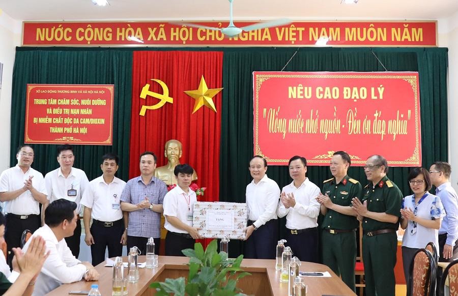 Chủ tịch HĐND TP Hà Nội thăm, tặng quà nạn nhân bị nhiễm chất độc da cam