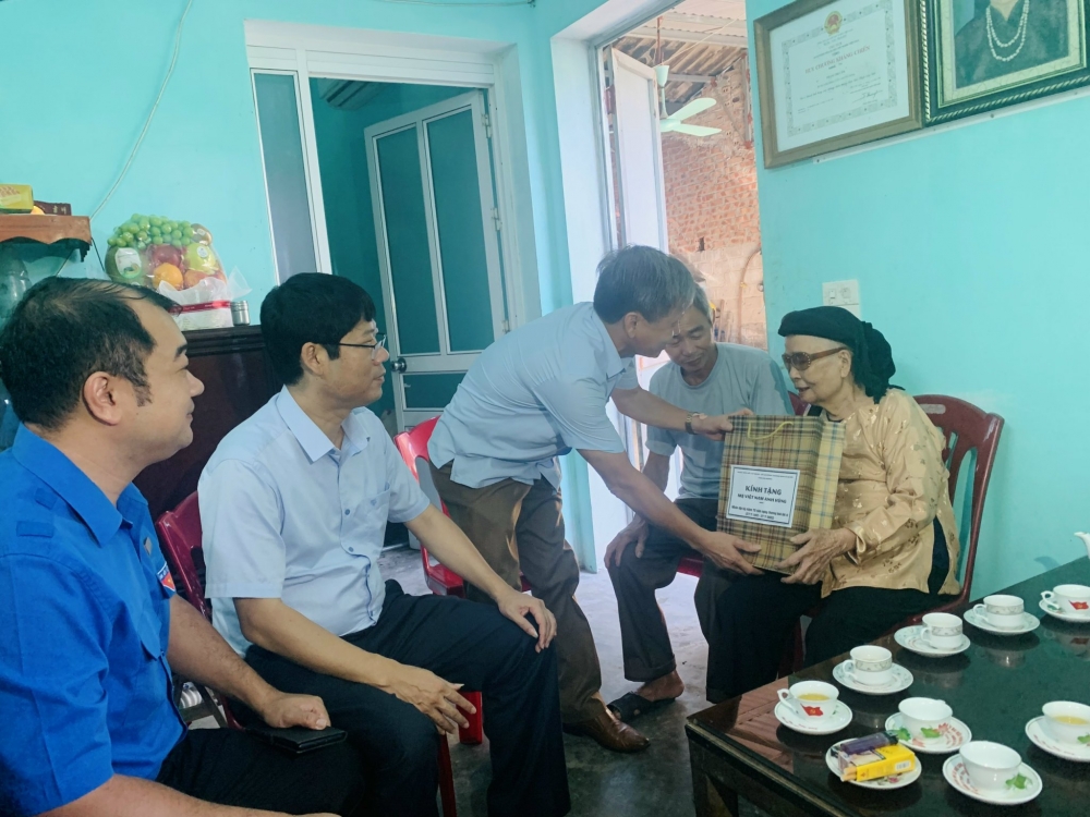 Đồng chí Lê Văn Cần, Phó Chủ tịch UBMTTQ tỉnh trao quà cho mẹ VNAH Phạm Thị Cấm (thôn Nghĩa Dũng, xã Đại Sơn)