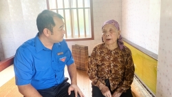 Tỉnh đoàn Hải Dương đến thăm và tặng quà Mẹ Việt Nam Anh hùng