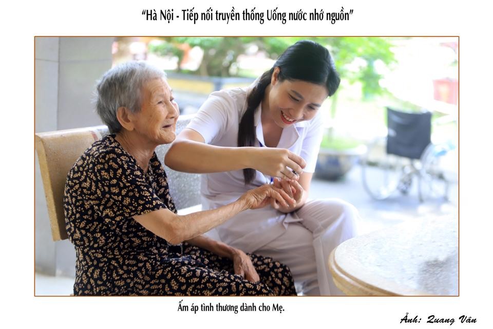 Trưng bày chuyên đề ảnh “Hà Nội–Tiếp nối truyền thống Uống nước nhớ nguồn