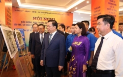 Trưng bày chuyên đề ảnh “Hà Nội - Tiếp nối truyền thống uống nước nhớ nguồn"