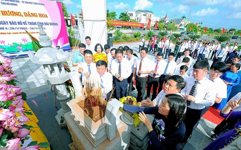 Dâng hương kỷ niệm 60 năm ngày Bác Hồ về thăm và làm việc tại Hải Dương lần thứ 4