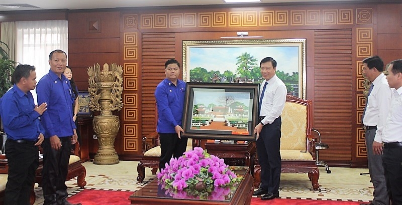 Đồng chí Bí thư Tỉnh ủy Phạm  Xuân Thăng tặng  Đoàn công tác bức tranh thêu Văn miếu Mao Điền