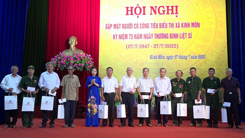 Đồng chí Sái Thị Yến,  Bí thư Thị ủy, Chủ tịch HĐND thị xã Kinh Môn trao quà cho người có công tiêu biểu