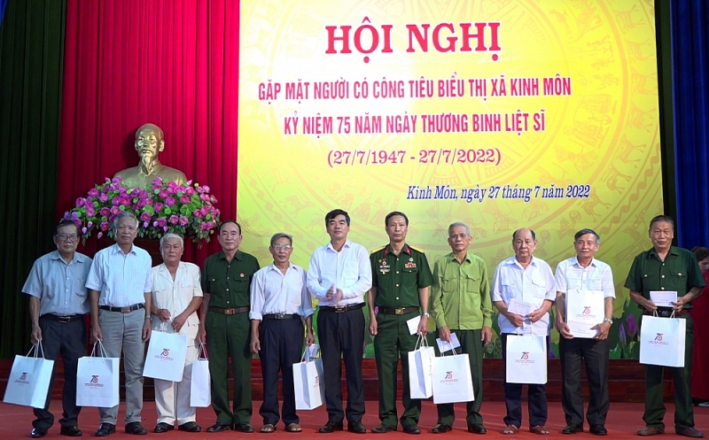 Đồng chí Nguyễn Hồng Sơn, Trưởng Ban Tổ chức Tỉnh ủy  trao quà cho người có công tiêu biểu