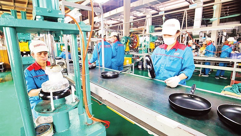 Sản xuất các sản phẩm gia dụng tại nhà máy của Tập đoàn Sunhouse, Khu công nghiệp Ngọc Liệp, huyện Quốc Oai.