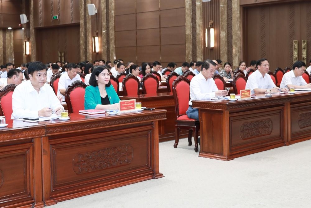 Phó Bí thư Thường trực Thành ủy Hà Nội Nguyễn Thị Tuyến cùng các đại biểu dự hội nghị tại điểm cầu Thành ủy Hà Nội.