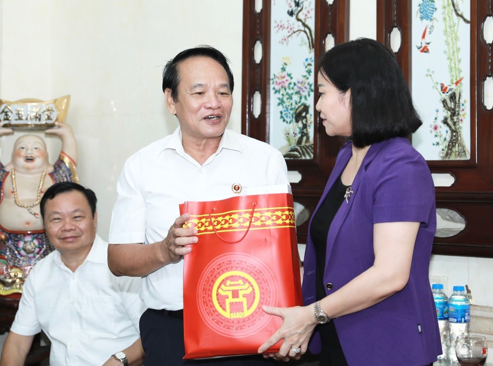 Lãnh đạo thành phố Hà Nội thăm, tặng quà thương, bệnh binh quận Đống Đa