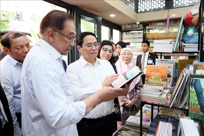Thủ tướng Phạm Minh Chính và phu nhân cùng Thủ tướng Malaysia Anwar Ibrahim và phu nhân thăm Phố sách tại Hà Nội. Ảnh: Dương Giang/TTXVN