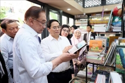 Thủ tướng Phạm Minh Chính cùng Thủ tướng Malaysia thăm phố sách và thưởng thức cà phê Việt Nam
