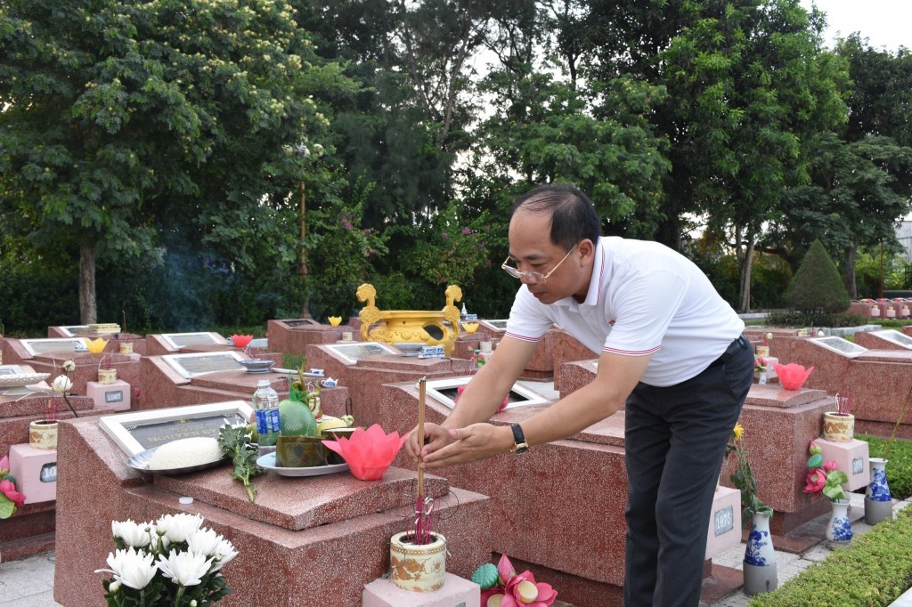 Tổng biên tập báo Tuổi trẻ Thủ đô Nguyễn Mạnh Hưng thắp hương tưởng nhớ các anh hùng liệt sĩ