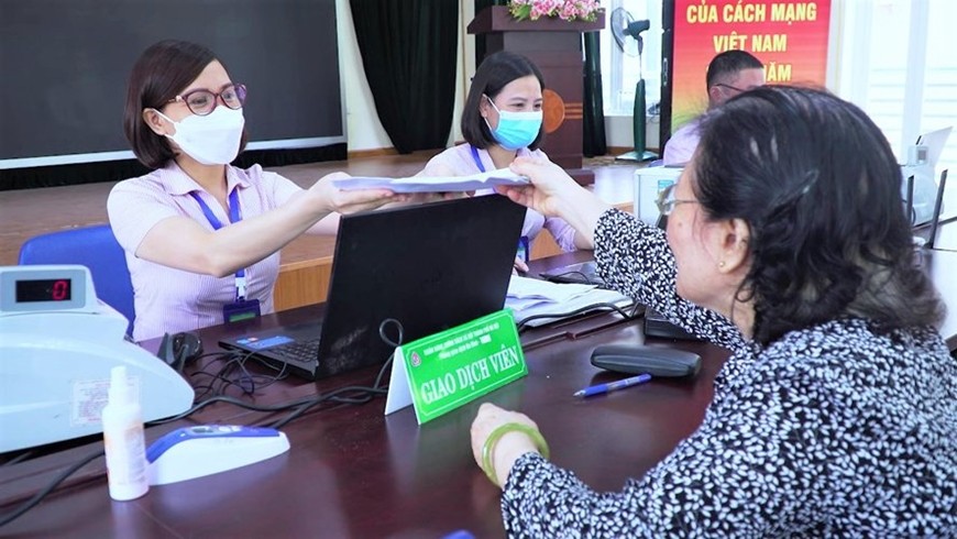 Giải quyết thủ tục vay vốn cho người dân tại điểm giao dịch Ngân hàng Chính sách xã hội phường Thành Công, quận Ba Đình, thành phố Hà Nội