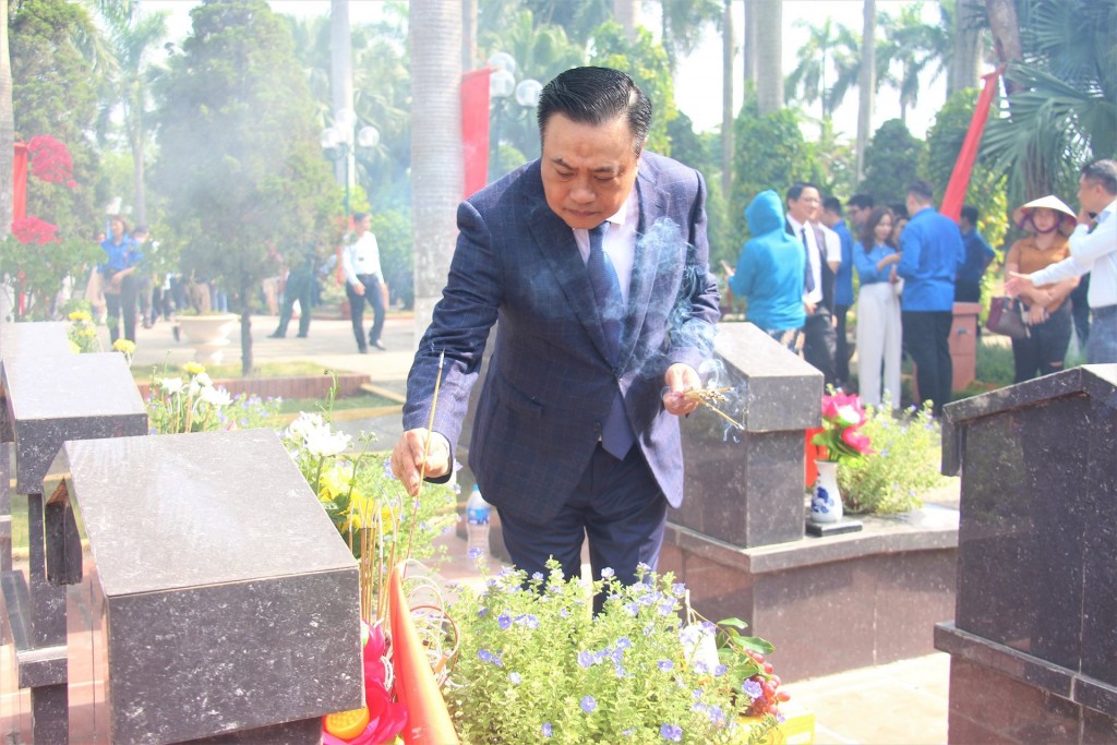 Dâng hương tưởng nhớ những người con của Hà Nội hy sinh vì độc lập dân tộc