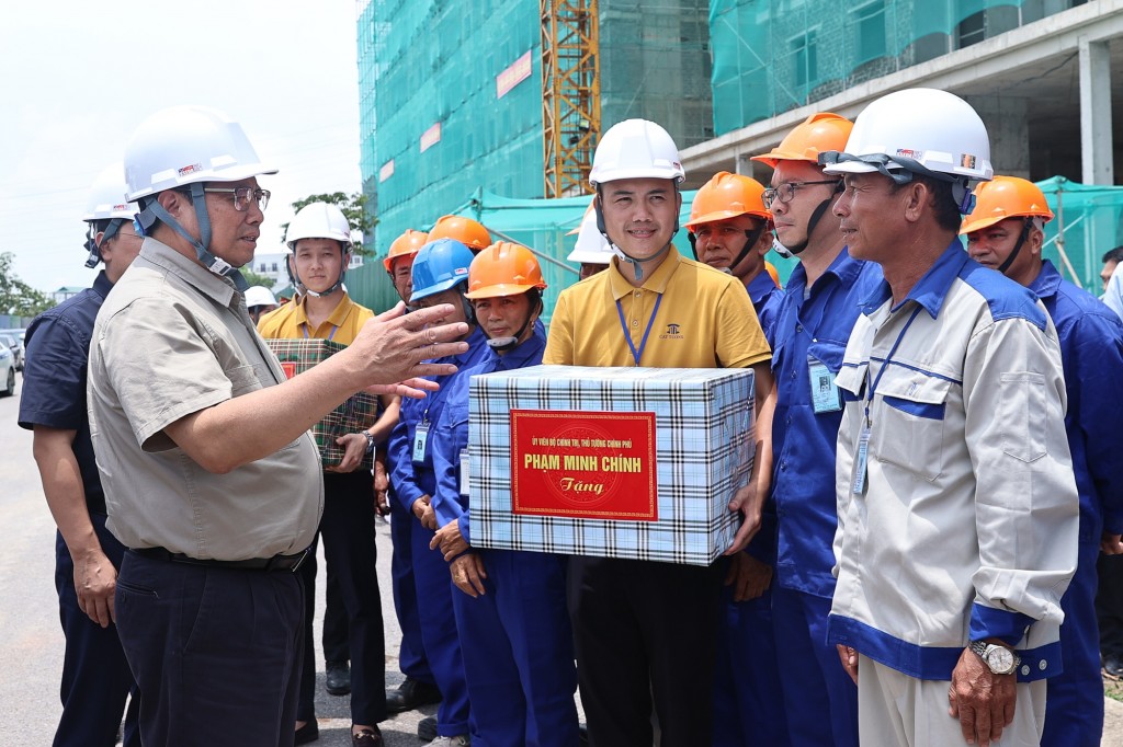 Thủ tướng tặng quà công nhân đang thi công dự án - Ảnh: VGP/Nhật Bắc