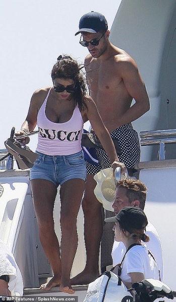 messi cung vo nong bong di nghi mat voi nha suarez fabregas