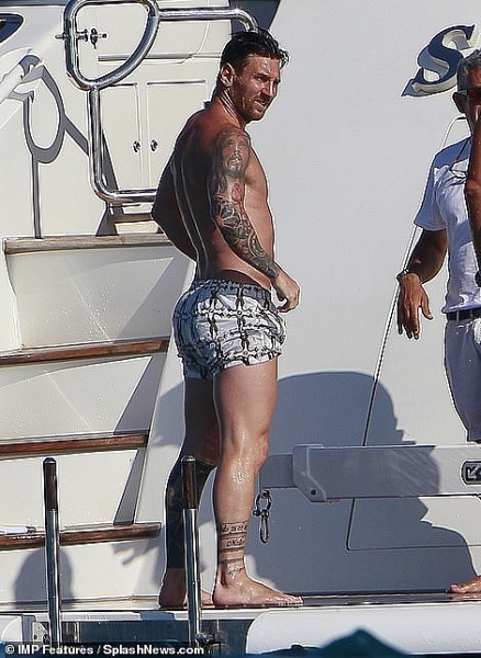 messi cung vo nong bong di nghi mat voi nha suarez fabregas