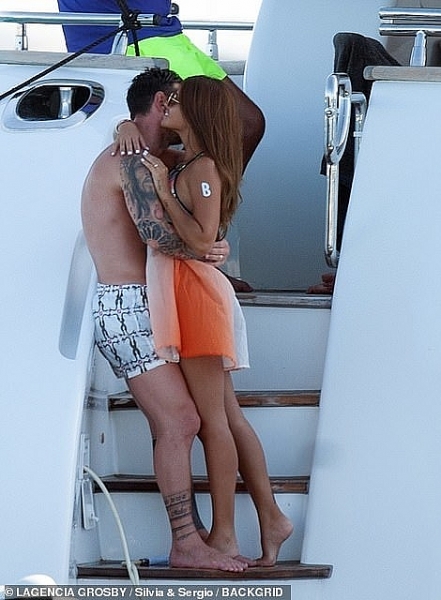 messi cung vo nong bong di nghi mat voi nha suarez fabregas