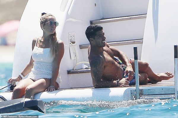 messi cung vo nong bong di nghi mat voi nha suarez fabregas