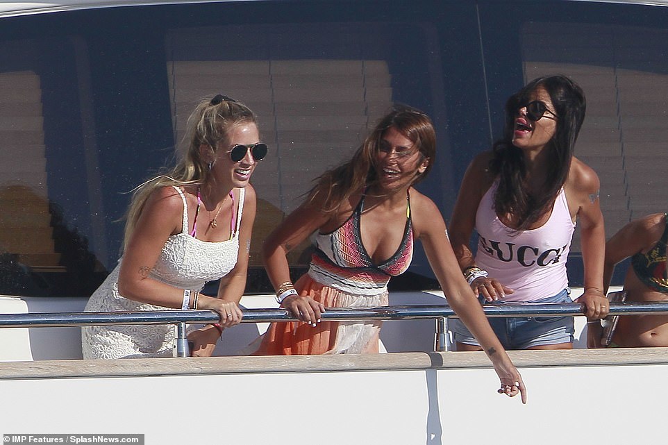 messi cung vo nong bong di nghi mat voi nha suarez fabregas